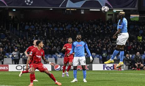 Penyerang Napoli Victor Osimhen (kanan) mencetak gol saat pertandingan leg kedua babak 16 besar Liga Champions antara SSC Napoli dan Eintracht Frankfurt, di Stadion Diego Armando Maradona, Naples, Kamis (16/3/2023). 