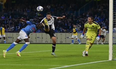 Penyerang Napoli Victor Osimhen (kiri) berusaha menyambut bola di kotak penalti Udinese dalam pertandingan Serie A Liga Italia di Stadion Diego Armando Maradona, Napoli, Sabtu (12/11). Napoli menang 3-2 atas Udinese.