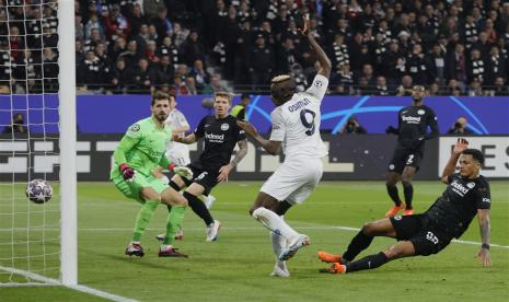 Penyerang Napoli Victor Osimhen (tengah) menjebol gawang Eintracht Frankfurt dalam pertandingan leg pertama 16 besar Liga Champions.