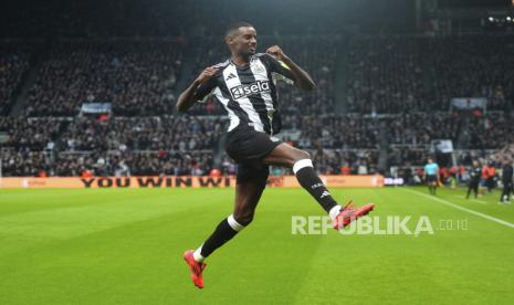 Penyerang Newcastle United Aleksander Isak merayakan golnya ke gawang Wolverhampton Wanderers.