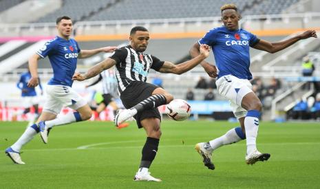 Penyerang Newcastle United Callum Wilson (tengah) saat berhadapan dengan Everton. Wilson mencetak dua gol saat membantu Newcastle mengalahkan Everton 2-1. 