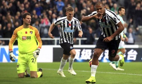 Penyerang Newcastle United Salomon Rondon merayakan gol yang dicetaknya ke gawang AFC Bournemouth dalam lanjutan Liga Primer Inggris di St James Park Newcastle, Sabtu (10/11).   