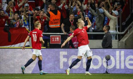 Penyerang Norwegia Erling Haaland (kanan) berselebrasi selepas menjebol gawang Swedia pada laga UEFA Nations League.