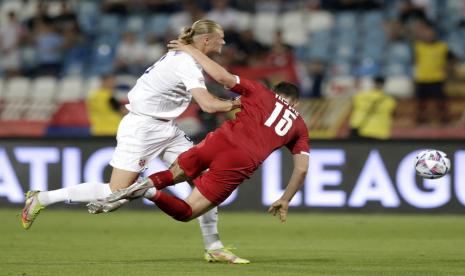 Penyerang Norwegia Erling Haaland (kiri) diadang pemain Serbia Milos Veljkovic dalam pertandingan sepak bola UEFA Nations League antara Serbia dan Norwegia di Beograd, Serbia, Jumat (3/6/2022) dini hari WIB. 