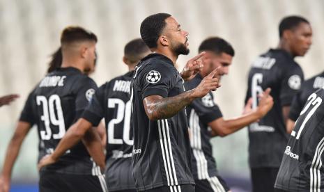 Penyerang Olympique Lyon Memphis Depay merayakan golnya ke gawang Juventus. Walaupun kalah 1-2 pada leg kedua babak 16 besar, Lyon melaju ke perempat final lewat aturan gol tandang dengan agregat 2-2.