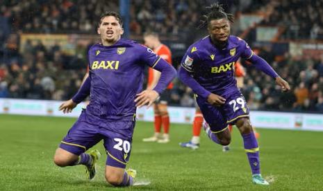 Penyerang Oxford United Ruben Rodrigues (kiri) merayakan golnya ke gawang Luton Town dalam pertandingan Divisi Championship.