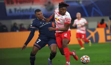  Penyerang Paris Saint-Germain Kylian Mbappe berebut bola dengan pemain Leipzig Mohamed Simakan pada Matchday keempat Liga Champions grup A di Leipzig, Jerman