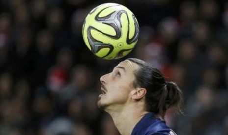 Penyerang Paris Saint-Germain Zlatan Ibrahimovic menanduk bola dalam laga melawan Montpellier, Sabtu (20/12).