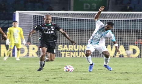 Penyerang Persib Bandung David Da Silva (kiri) saat menghadapi PSBS Biak di Liga 1.