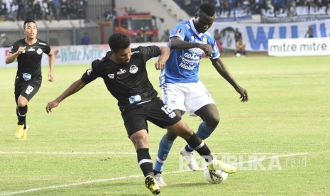 Penyerang Persib Bandung Ezechiel Ndouasel berebut bola dengan pemain PS Tira Persikabo pada laga pertama Piala Presiden 2019 di Stadion Si Jalak Harupat, Kabupaten Bandung, Sabtu (2/3).