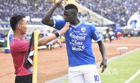 Penyerang Persib Bandung Ezechiel Ndouasel melakukan protes terhadap wasit pada laga pertama Piala Presiden 2019 di Stadion Si Jalak Harupat, Kabupaten Bandung, Sabtu (2/3). 