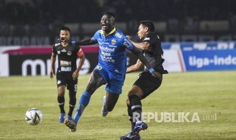 Penyerang Persib Bandung Ezechiel Ndouasel (tengah) berebut bola dengan pemain Tira Persikabo saat pertandingan Sepak Bola Liga 1 2019 di Stadion Si Jalak Harupat, Kabupaten Bandung, Selasa (18/6).