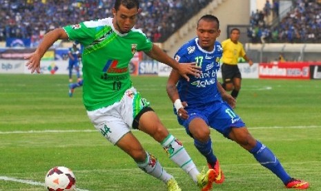 Penyerang Persib Bandung, Ferdinand Sinaga (kanan).