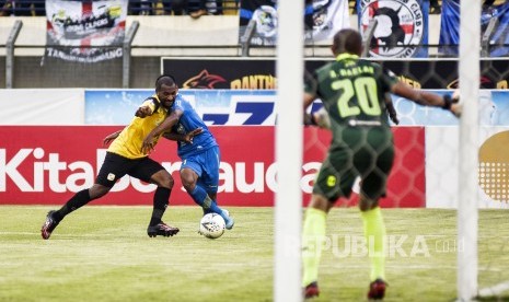 Penyerang Persib Bandung Frets Listanto Butuan (kanan) berebut bola dengan bek PS Barito Putera Andri Ibo (kiri) dalam laga lanjutan Liga 1 2019 di Stadion Si Jalak Harupat, Kabupaten Bandung, Ahad (24/11). 