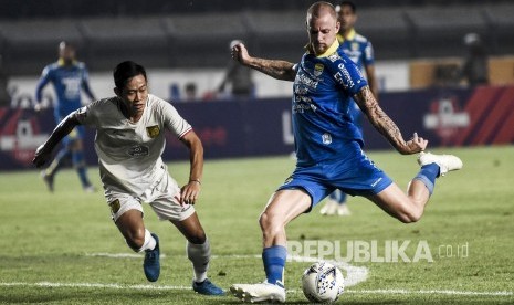 Penyerang Persib Bandung Kevin Bernard Van Kippersluis (kanan) menendang bola dalam laga lanjutan Liga 1 2019 di Stadion Si Jalak Harupat, Kabupaten Bandung, Selasa (3/12).