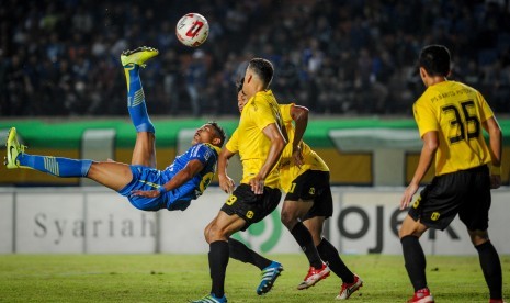 Penyerang Persib Bandung Wander Luiz melakukan tendangan salto ke gawang Barito FC saat menjalani laga uji coba di Stadion Si Jalak Harupat, Kabupaten Bandung, Jawa Barat, Selasa (11/2). Dalam pertandingan tersebut, Persib unggul dengan skor 2-1. 