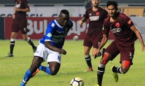 Penyerang Persib, Ezechiel N'Douassel (kiri), saat menghadapi PSM.