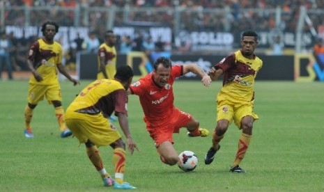 Penyerang Persija Ivan Bosnjak (tengah) berjibaku dengan pemain bertahan Sriwijaya FC Ahmad Sumardi (kanan) dan Erol Iba (kiri) dalam 