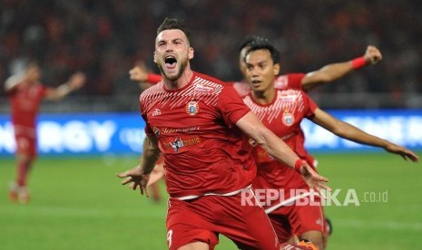 Penyerang Persija Jakarta Marco Simic melakukan selebrasi seusai mencetak gol ke gawang Bali United pada pertandingan final Piala Presiden 2018 di Stadion Gelora Bung Karno Senayan, Jakarta, Sabtu (17/2).