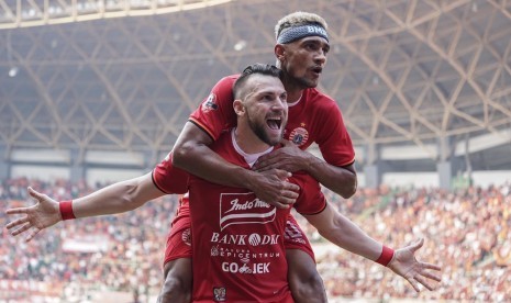 Penyerang Persija Marko Simic (bawah) merayakan golnya ke gawang PSS Sleman.