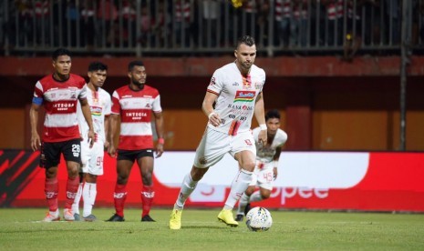 Penyerang Persija Marko Simic saat mengeksekusi penalti ke gawang Madura United.