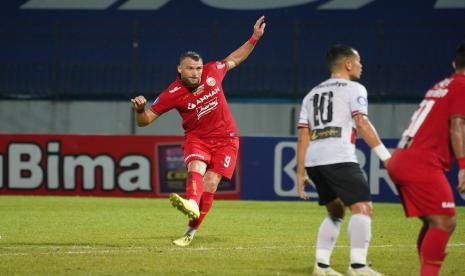 Penyerang Persija Marko Simic (kiri).