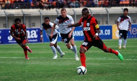 Penyerang Persipura Boaz Solossa melepaskan tendangan.