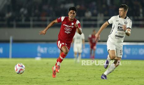 Penyerang Persis Solo Ramadhan Sananta (kiri) dalam pertandingan lawan Persija Jakarta di Stadion Manahan, Solo, Ahad (26/1/2025).