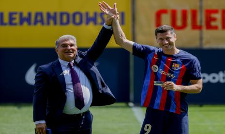  Penyerang Polandia Robert Lewandowski, kanan, dan Presiden FC Barcelona Joan Laporta bereaksi, selama presentasi resmi setelah menandatangani kontrak dengan FC Barcelona, ????di Barcelona, ??Spanyol, Jumat, 5 Agustus 2022.