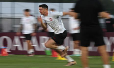  Penyerang timnas Polandia Robert Lewandowski saat sesi latihan tim di Doha, Qatar, 21 November 2022. Polandia akan menghadapi Meksiko di Grup C Piala Dunia FIFA 2022 Qatar pada 22 November.