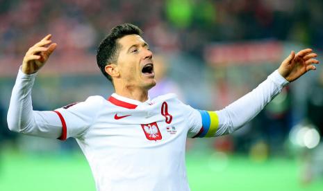 Penyerang timnas Polandia Robert Lewandowski yang kini membela Barcelona.