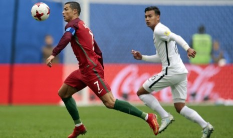 Penyerang Portugal Cristiano Ronaldo (kiri) mengejar bola dibayangi seorang pemain Selandia Baru pada laga Grup B Piala Konfederasi di Stadion St Petersburg, Sabtu (24/6). Portugal menang 4-0.