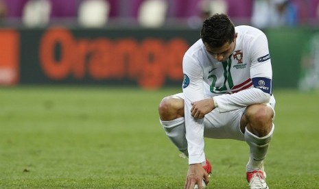  Penyerang Portugal, Cristiano Ronaldo tertunduk lesu di akhir pertandingan saat melawan Denmark dalam pertandingan Grup B Piala Eropa 2012 di Stadion Arena Lviv, Ukraina, Rabu (13/6).