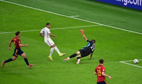 Penyerang Prancis Kylian Mbappe (kedua kiri) saat menjebol gawang Spanyol.