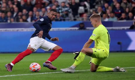 Penyerang Prancis Kylian Mbappe (kiri) saat beraksi melawan Austria dalam pertandingan UEFA Nations League, Jumat (23/9/2022) dini hari WIB.