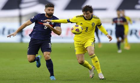 Penyerang Prancis Olivier Giroud berusaha merebut bola dalam pertandingan melawan Swedia di UEFA Nations League.