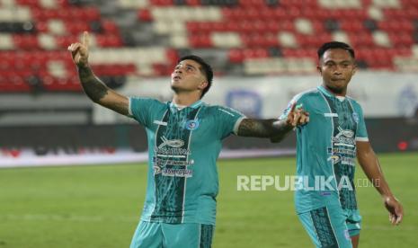 Penyerang PSBS Biak Pablo Abel Arganaraz merayakan golnya ke gawang Borneo FC dalam lanjutan Liga 1 Stadion Kapten I Wayan Dipta, Gianyar, Bali, Kamis (6/3/2025) malam.