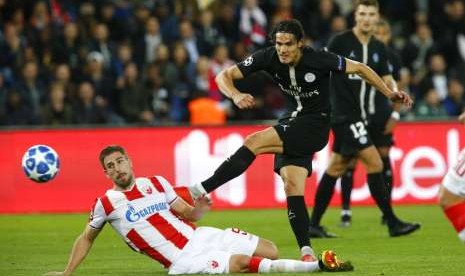 Penyerang PSG Edinson Cavani (kanan) melepaskan tendangan ke gawang Red Star Belgrade.