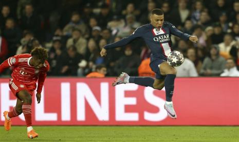 Penyerang PSG Kylian Mbappe beraksi saat membela timnya melawan Bayern Munchen pada leg pertama babak 16 besar Liga Champions.