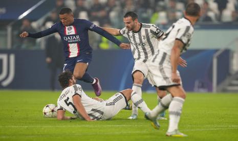 Penyerang PSG Kylian Mbappe (kiri) dijaga para pemain Juventus sebelum mencetak gol dalam pertandingan Liga Champions.