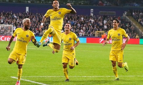 Penyerang PSG Neymar (kedua kiri) merayakan golnya ke gawang Anderlecht