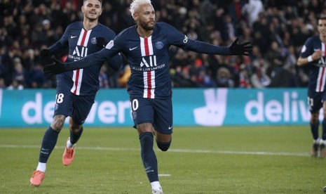 Penyerang PSG Neymar mencetak gol ke gawang Monaco.