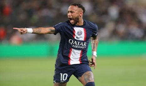 Penyerang timnas Brasil dan Paris Saint-Germain (PSG), Neymar Jr. Neymar mengungkapkan ia sering menonton video YouTube tentang 'idolanya' Cristiano Ronaldo dan Lionel Messi di waktu luangnya.