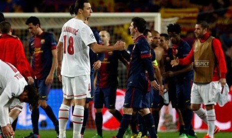 Penyerang PSG Zlatan Ibrahimovic bersalaman dengan penyerang Barcelona Lionel Messi usai laga di Camp Nou, Kamis (11/4) dini hari WIB yang berakhir imbang 1-1. Barcelona lolos ke semifinal Liga Champions setelah unggul agregat gol (3-3).