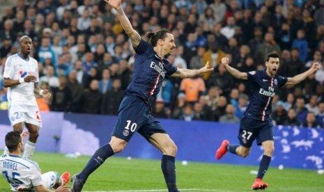 Penyerang PSG Zlatan Ibrahimovic dan Javier Pastore (kanan) merayakan gol bunuh diri pemain Marseille Jeremy Morel.