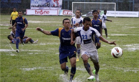 Penyerang PSIS, Heri Nur Yulianto (kanan), berebut bola dengan pemain belakang Persikad Depok, Guntur Gunawan (kiri), pada pertandingan Divisi Utama Liga Indonesia. 