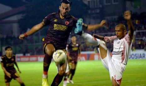 Penyerang PSM Ezra Walian mengontrol bola saat menghadapi Persipura.