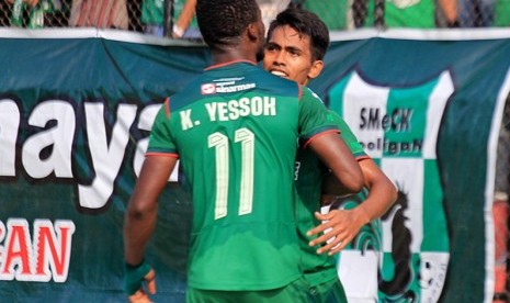 Penyerang PSMS, Wilfried Yessoh, merayakan gol bersama rekannya Frets Butuan.