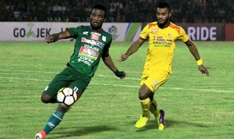 Penyerang PSMS, Wilfried Yessoh, saat menghadapi Sriwijaya FC, Jumat (18/5).