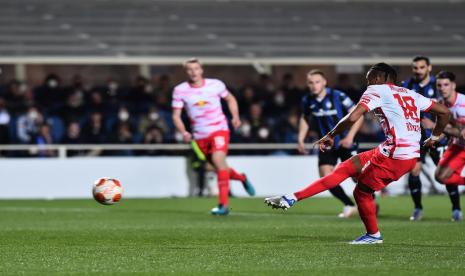 Penyerang RB Leipzig Chrisopher Nkunku menjebol gawang Atalanta lewat titik putih pada leg kedua perempat final Liga Europa di Stadion Gewiss, Bergamo, Jumat (15/4/2022) dini hari WIB. RB Leipzig mengalahkan Atalanta 2-0 dan lolos ke semifinal dengan agregat 3-1.